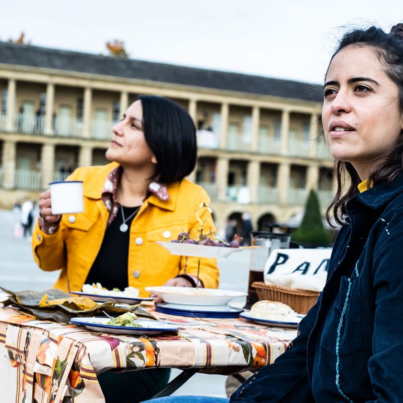 MIGRAN-TE is an outdoor performance created by Latinx artists Pepa Duarte and Charly Monreal. The show explores the act of ‘having tea’ in Latin America, bringing this intimate ritual from the privacy of family homes to the public space through sound and movement.